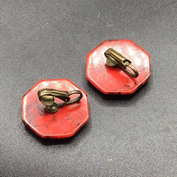 Red Bakelite Earrings Octagonal Marbled Swirls Vintage Clip-On Earrings - Picture 6 of 7